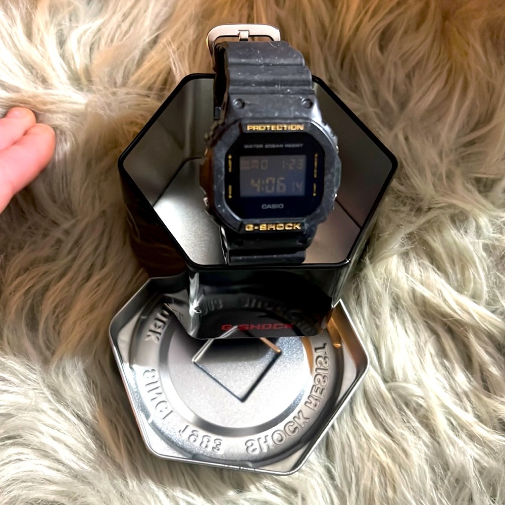 Black/speckled g-shock NWOT. Comes with Original tin.